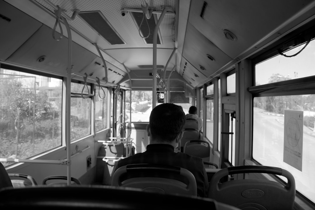Jak dojechać do Mikołajek? Pociągiem, autobusem czy samochodem – wybierz najlepszą opcję